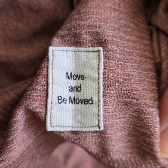 Vuori Shirt Mens Medium L Orange Gym Running Vented Yoga Feather Pocket T - Picture 9 of 11